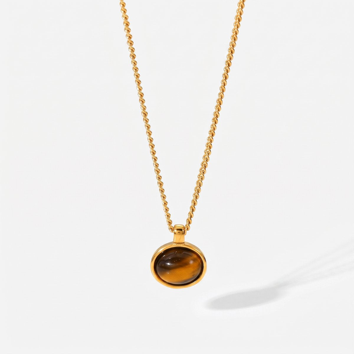 Lundholm Elodie ketting goudkleurig met ovale tijgeroog hanger, premium stainless steel