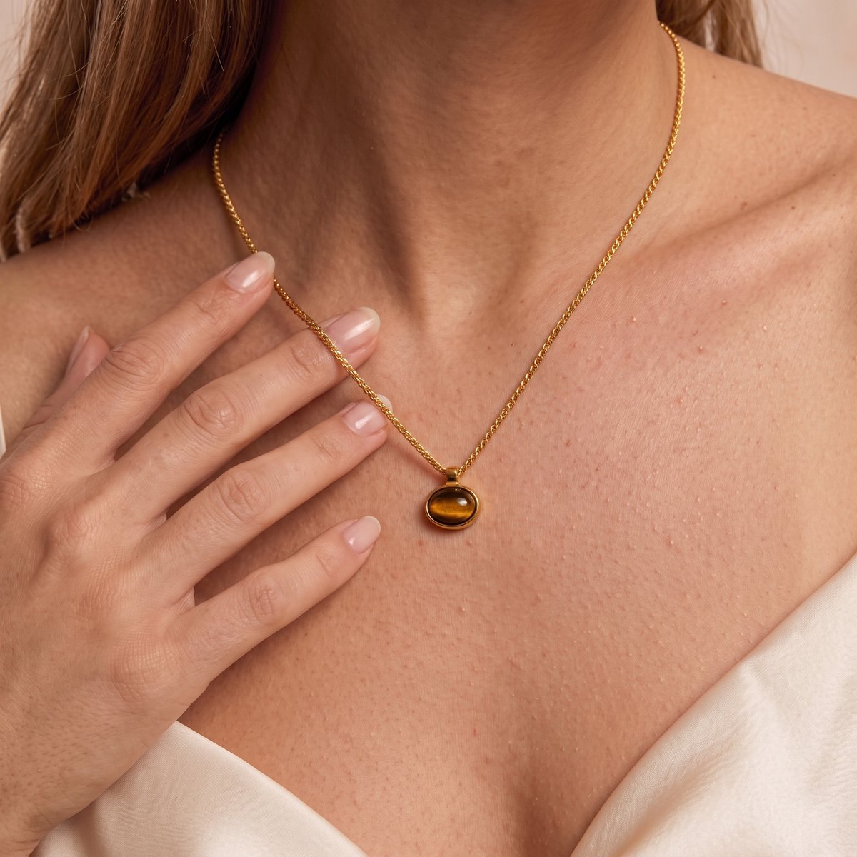 Lundholm Elodie tijgeroog ketting goudkleurig gedragen om de hals, 45 cm