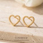 Lundholm Elska goudkleurige hartjes oorknopjes op marmer – Scandinavisch design