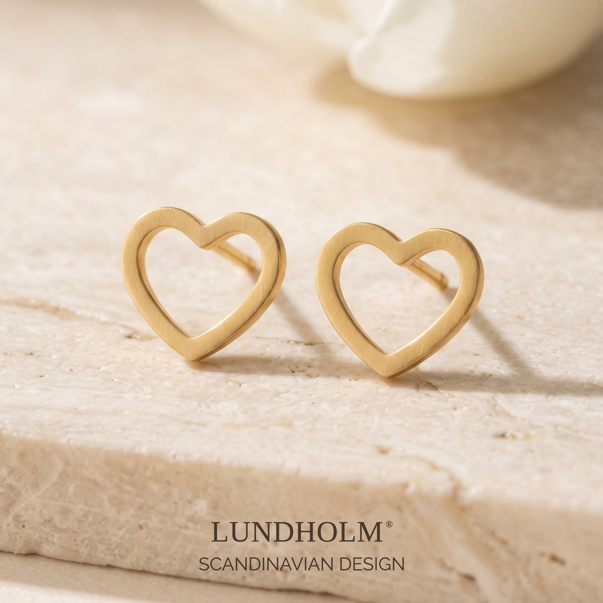 Lundholm Elska goudkleurige hartjes oorknopjes op marmer – Scandinavisch design