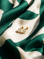 Lundholm Elvia parel-look oorstekers goudkleurig op een groen-witte zijden sjaal