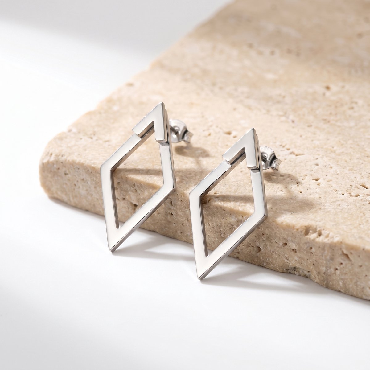 Lundholm Elvine oorbellen zilver - minimalistische geometrische oorbellen