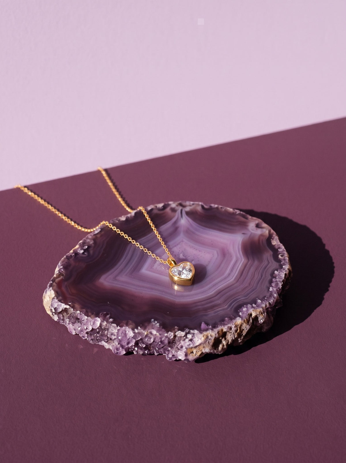 Lundholm Emma ketting met zirkonia hartje goudkleurig op een amethist geode