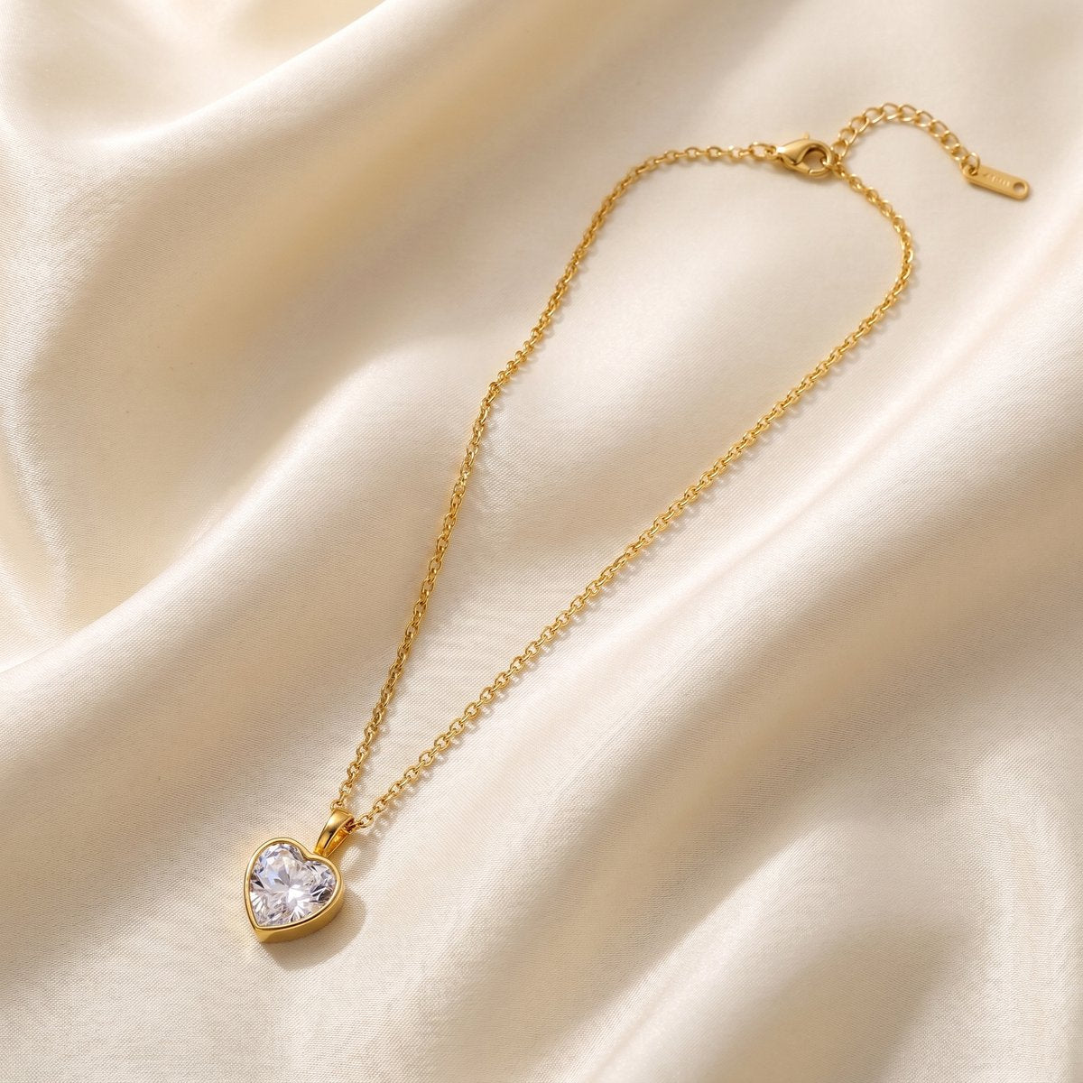 Lundholm Emma hartje hanger met sprankelende zirkonia detail — gold plated stainless steel dames