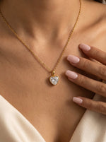Lundholm Emma gouden hartje ketting in luxe geschenkverpakking — cadeau dames Moederdag verjaardag Scandinavisch design