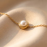 Lundholm Esmee parelketting gedragen