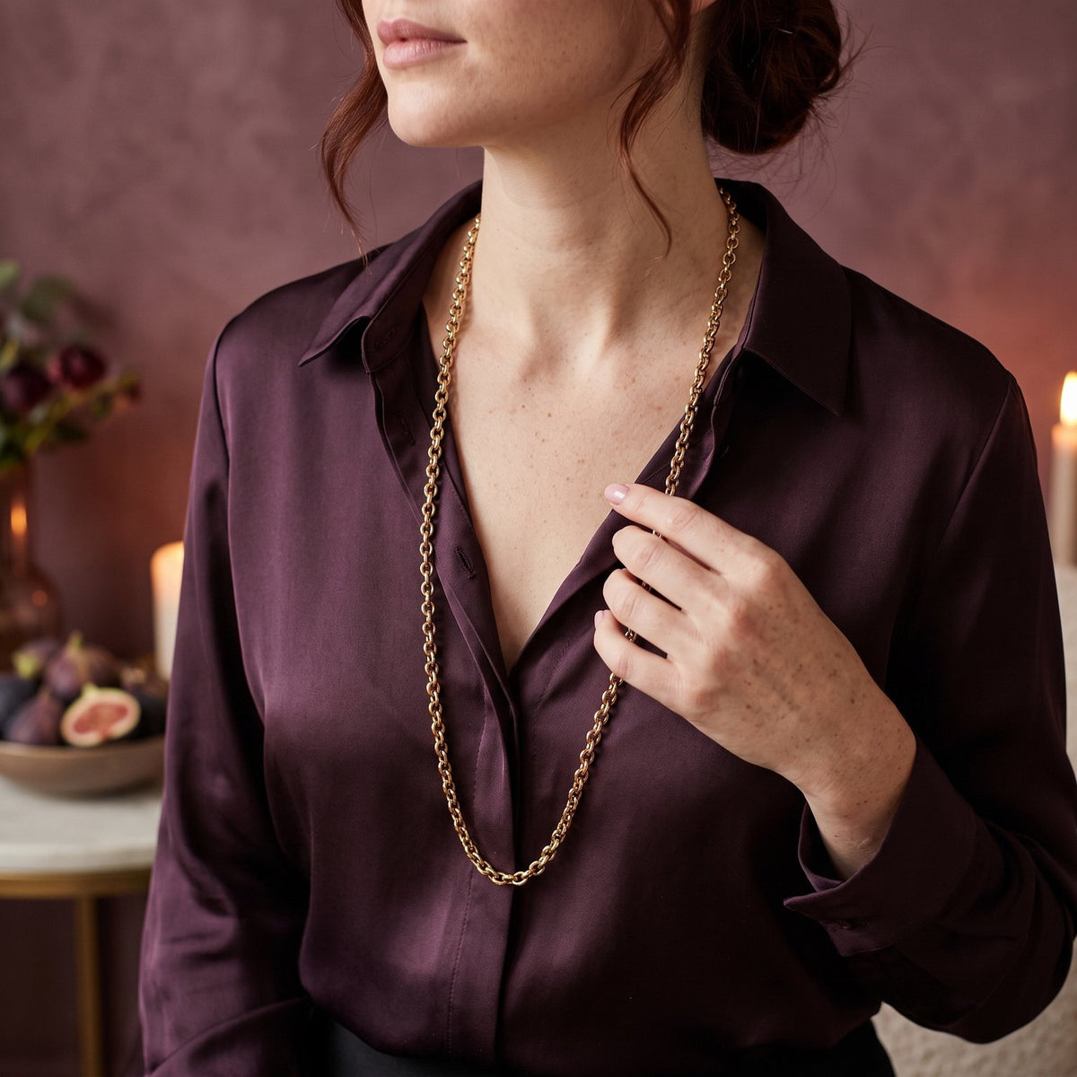 Lundholm Ester lange ketting goudkleurig gedragen