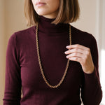 Lundholm Ester lange jasseron ketting goudkleurig gedragen