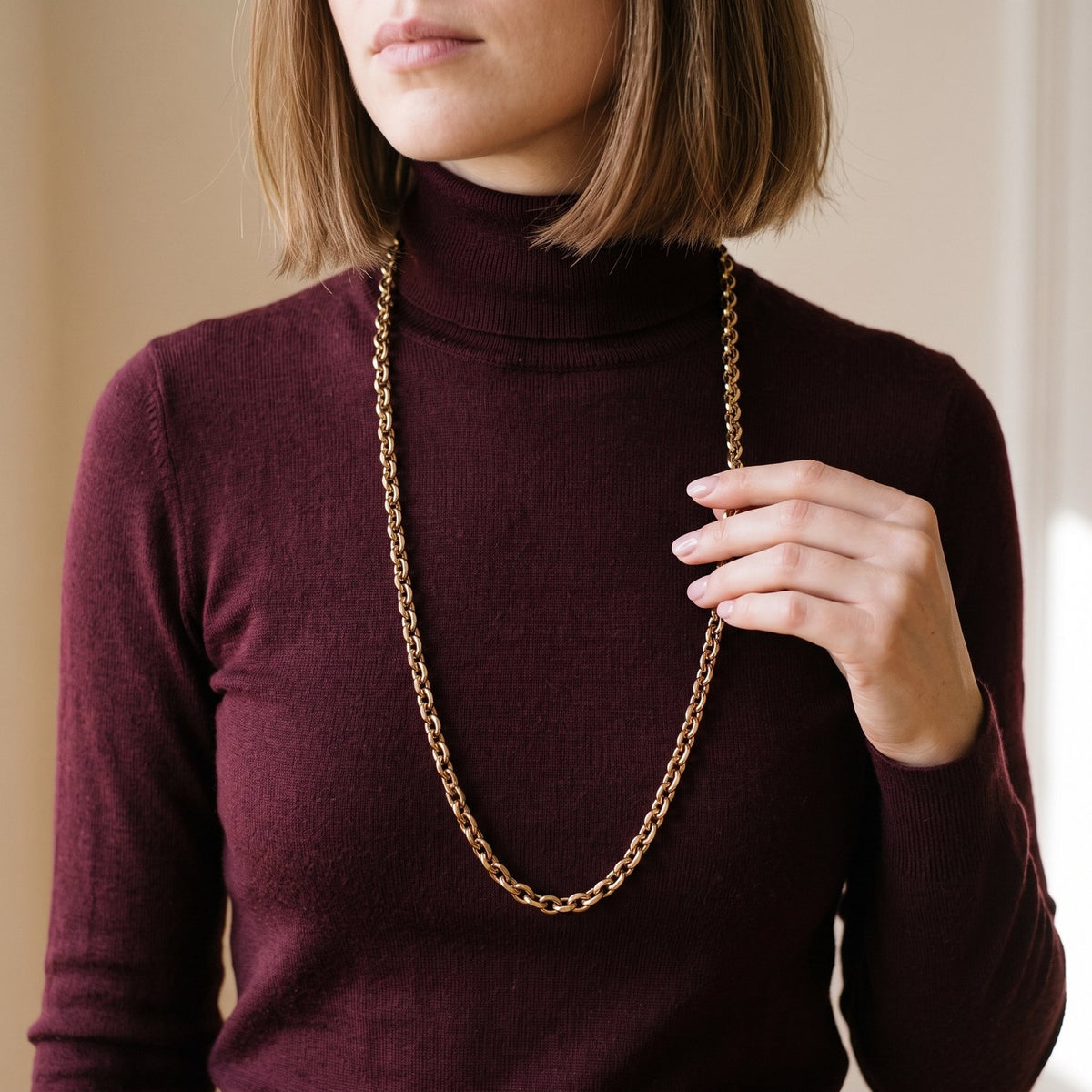 Lundholm Ester lange jasseron ketting goudkleurig gedragen