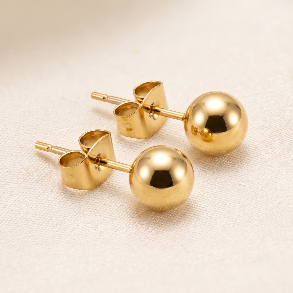 Lundholm Eugenia oorknopjes dames goudkleurig – bolletjes oorstekers 5 mm, gold PVD stainless steel