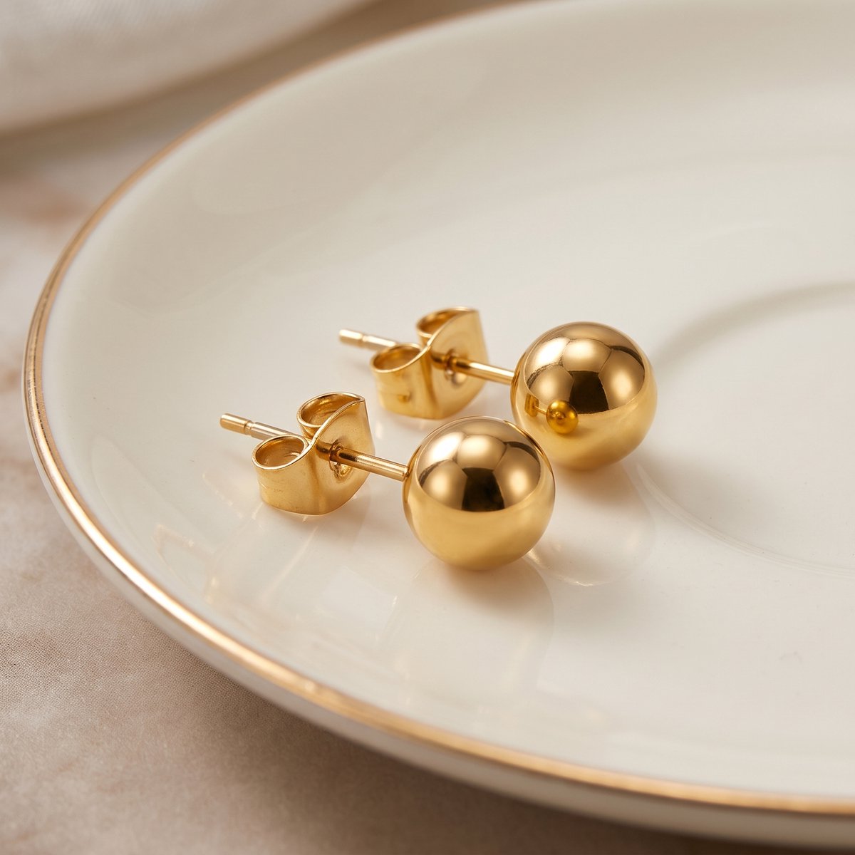 Lundholm Eugenia gouden bolletjes oorbellen – minimalistische oorknopjes