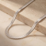Lundholm Evelyn platte slangenketting detail
