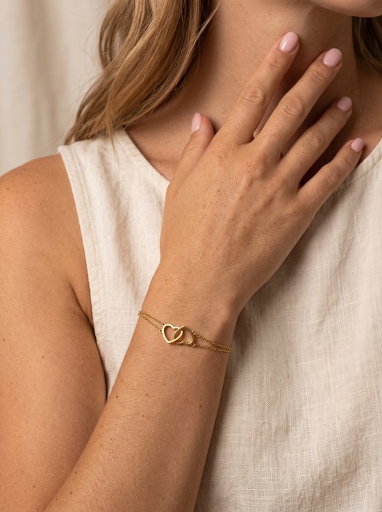 Lundholm Evie gouden dubbele armband met hartjes om de pols gedragen – layered look