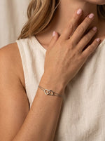 Lundholm Evie zilveren dubbele armband met hartjes om de pols gedragen – layered look