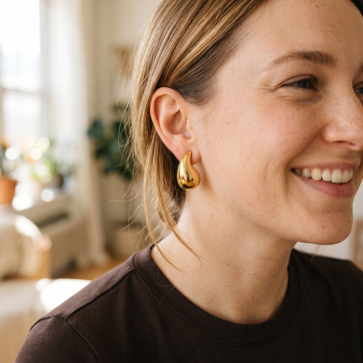 Lundholm Femke druppel oorknopjes goudkleurig gedragen – Goud