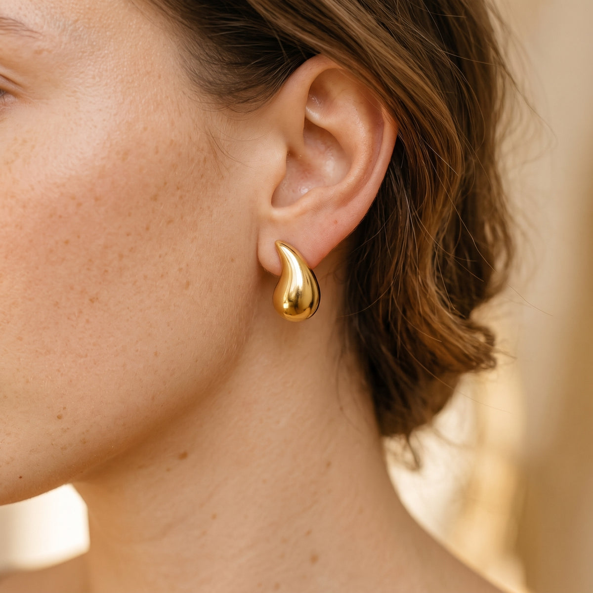 Lundholm Femke goudkleurige druppel oorknopje in het oor – Goud