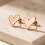 Lundholm Femme hartjes oorknopjes in rosegoudkleurig stainless steel, hypoallergeen en waterproof