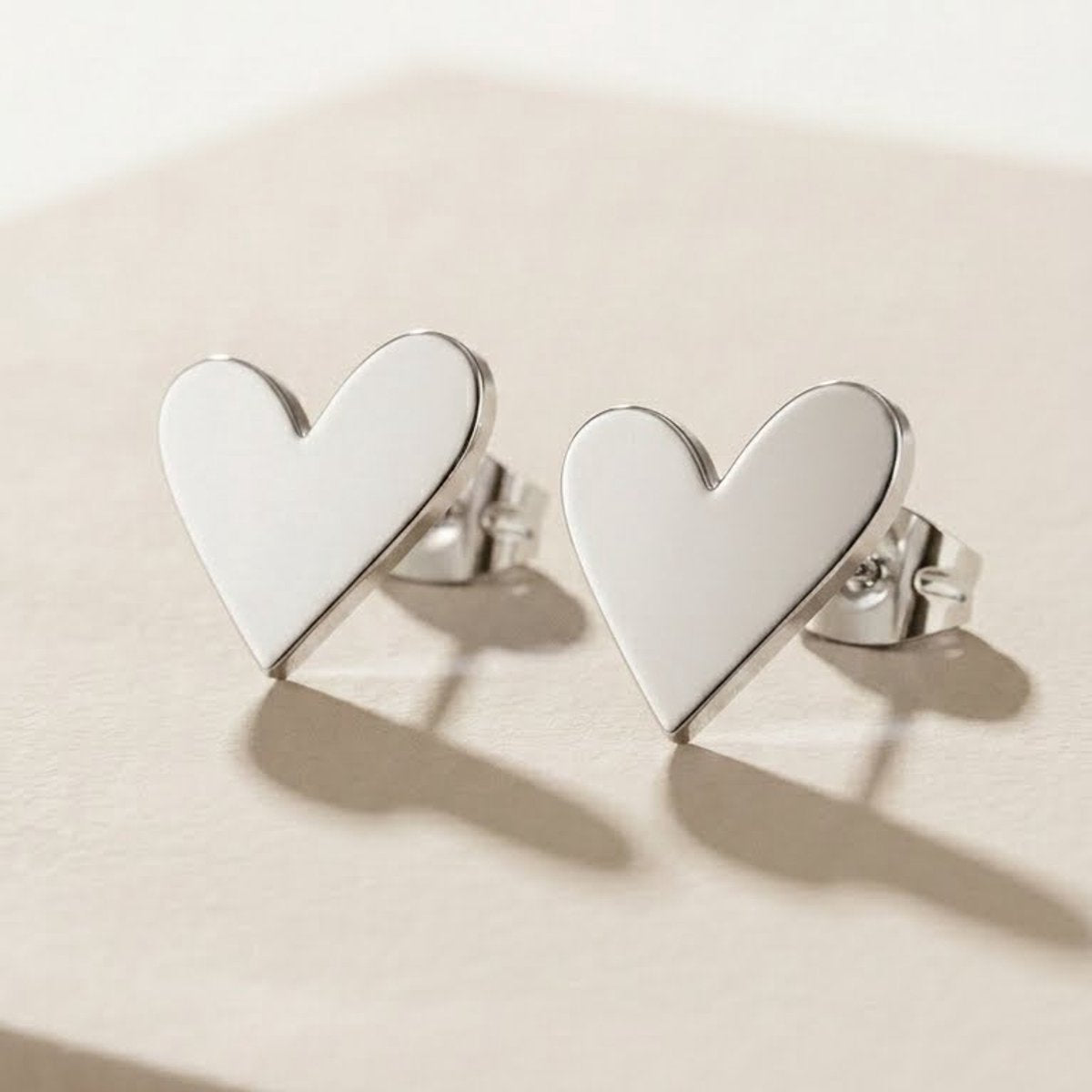 Lundholm Femme hartjes oorknopjes in zilverkleurig stainless steel, hypoallergeen en waterproof