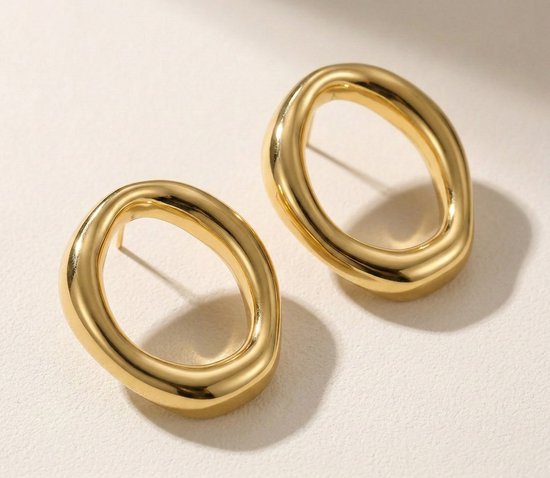 Lundholm Fenne oorbellen goudkleurig – geometrische statement oorstekers