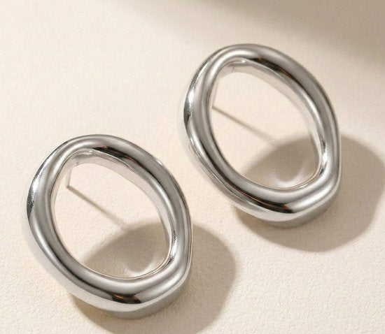 Lundholm Fenne oorbellen zilverkleurig – geometrische statement oorstekers