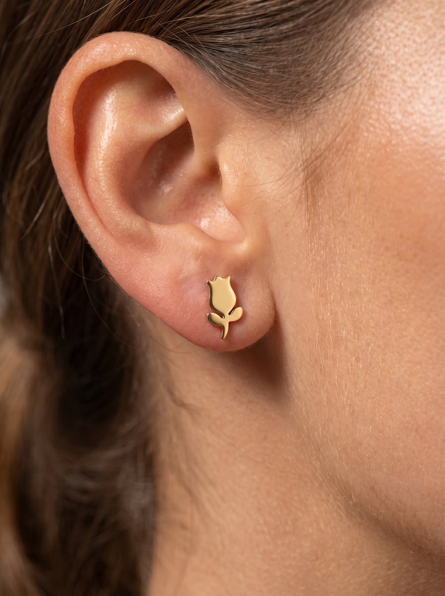 Vrouw draagt Lundholm Fiene tulp stud oorbel, fijn bloemetje design