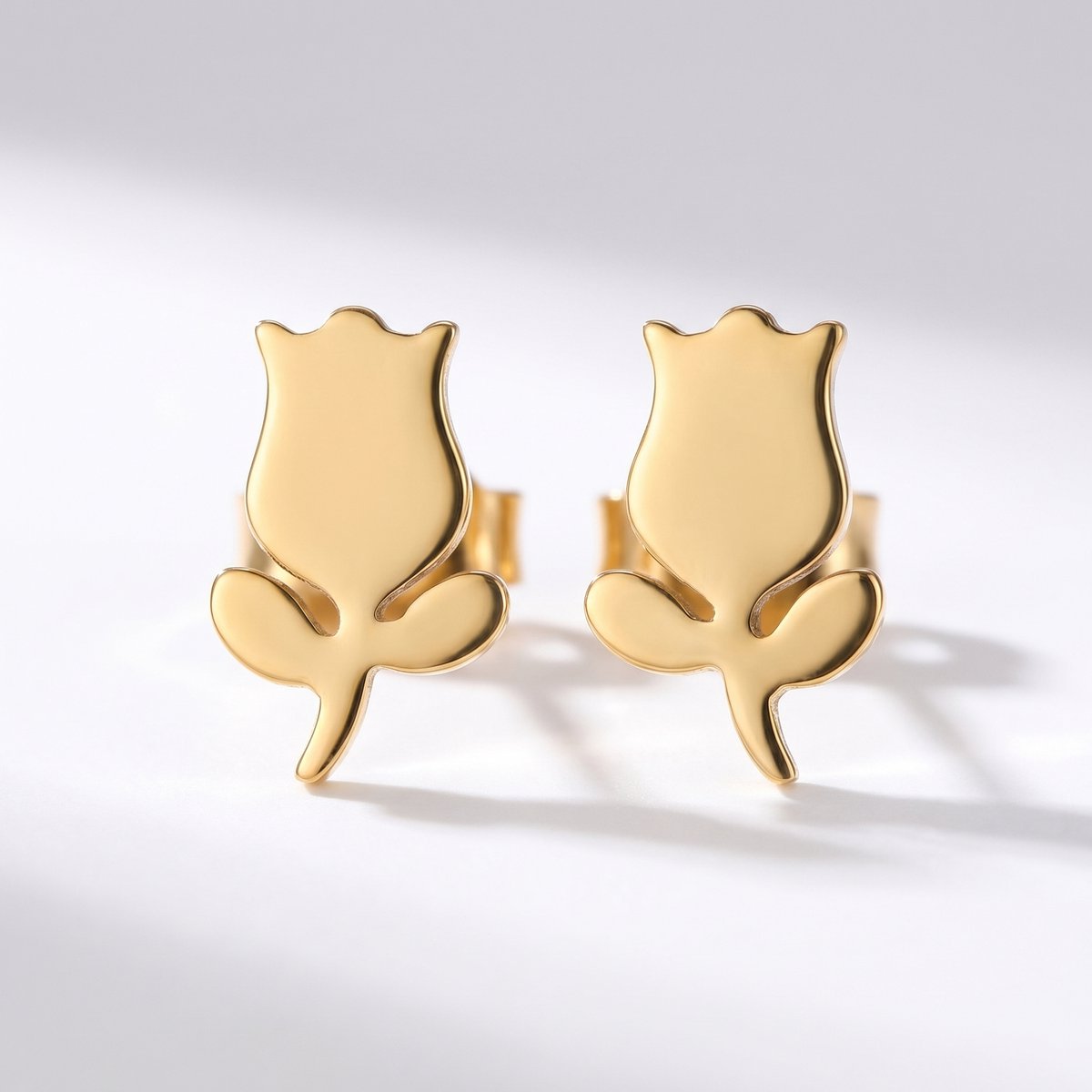 Lundholm Fiene tulp stud oorbellen in goud, productfoto op witte achtergrond