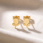 Lundholm Fiene tulp stud oorbellen in goudkleurig stainless steel, hypoallergeen en waterproof