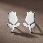 Lundholm Fiene tulp stud oorbellen in zilverkleurig stainless steel, hypoallergeen en waterproof