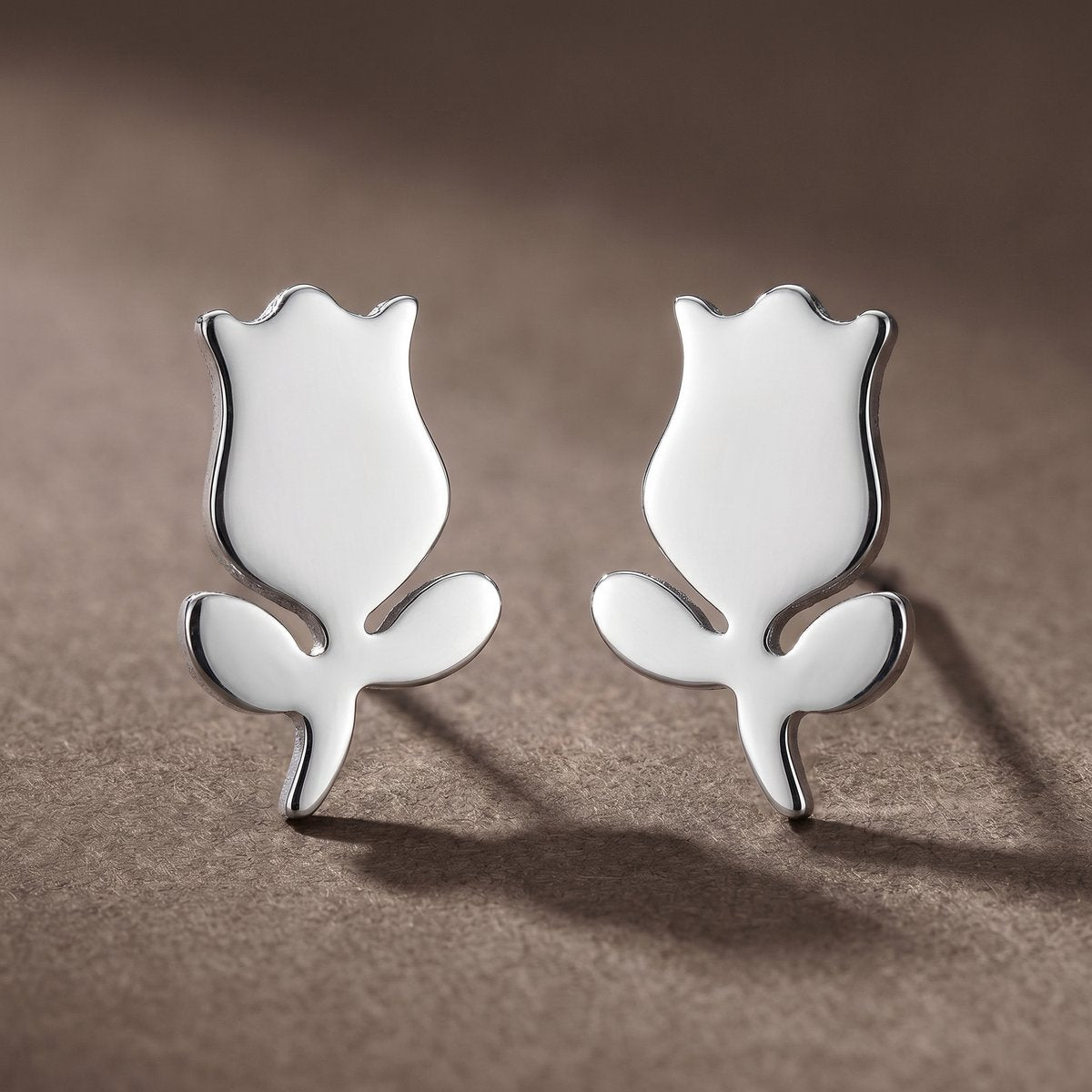 Lundholm Fiene tulp stud oorbellen in zilverkleurig stainless steel, hypoallergeen en waterproof