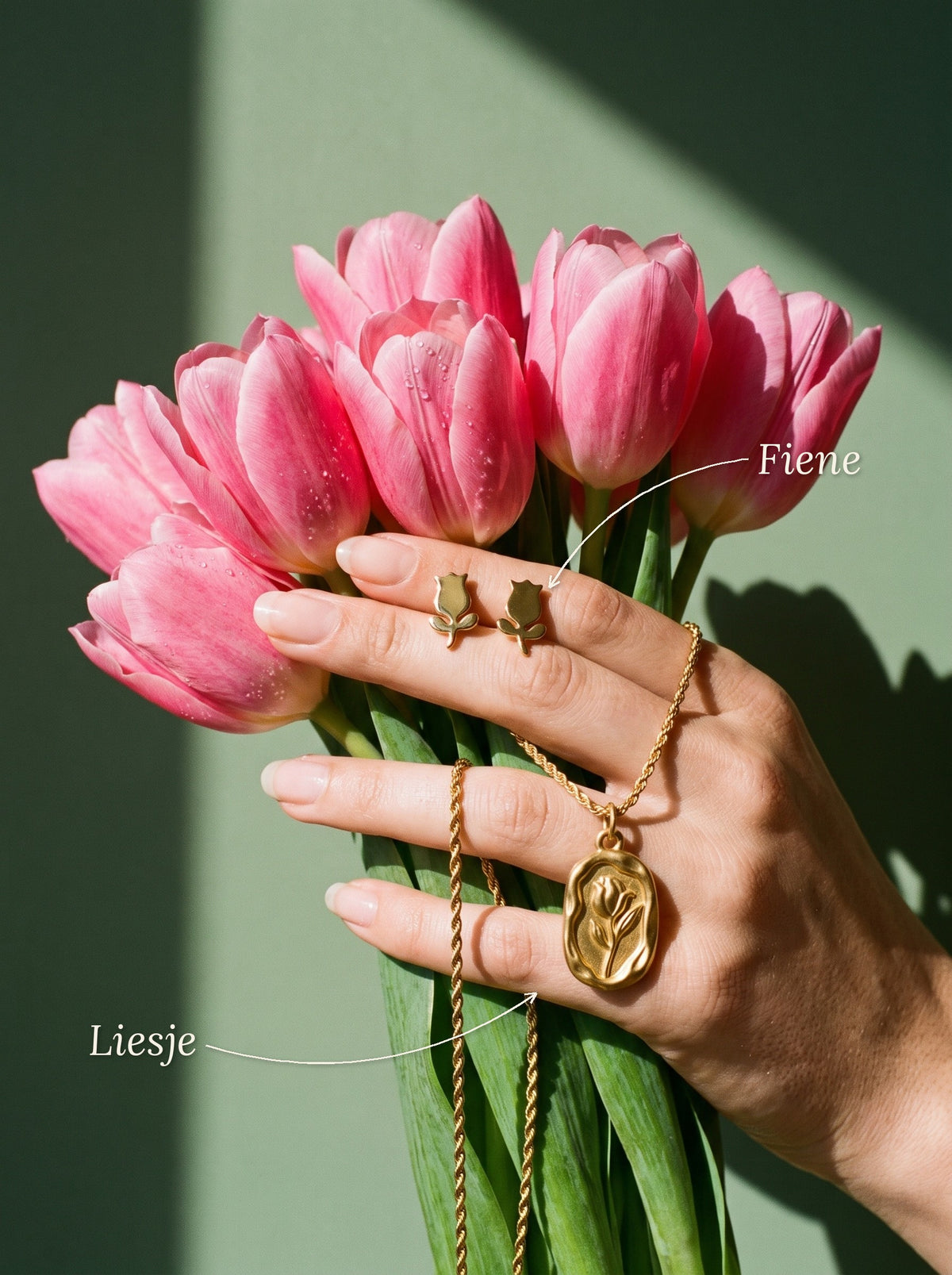 Lundholm Fiene tulp oorknopjes en Liesje ketting met tulpen hanger goudkleurig, met hun namen erbij, hand met roze tulpen