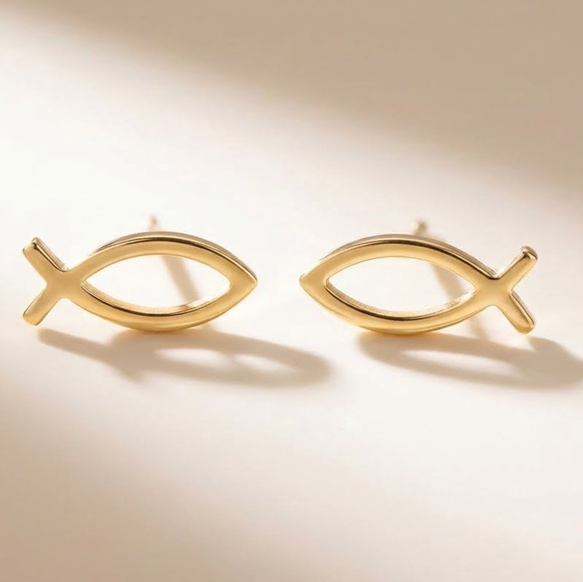 Lundholm Fisk oorknopjes dames goudkleurig – vis oorbellen, gold PVD stainless steel