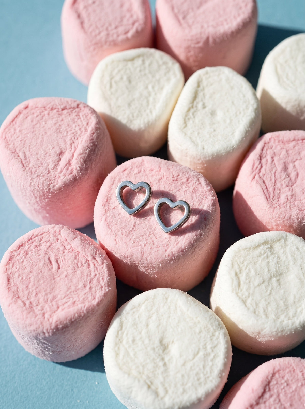 Lundholm Freya kleine hartjes oorknopjes zilverkleurig op roze en witte marshmallows