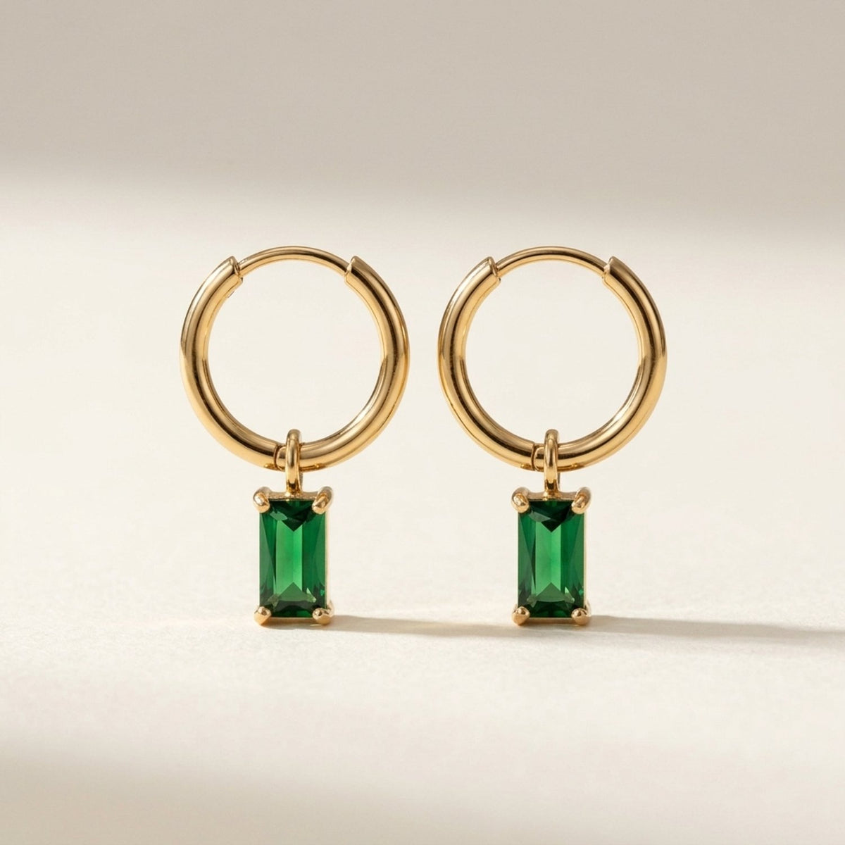 Lundholm Gemma huggie oorringen goud met smaragdgroene zirkonia