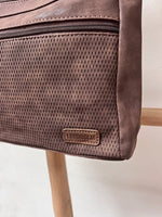 Lundholm Göta schoudertas bruin PU leer — detail leerpatroon premium kwaliteit damestas