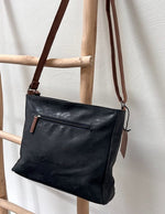 Lundholm Göta schoudertas dames zwart PU leer — hangend lifestyle styling damestas