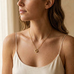 Lundholm Halo ketting gedragen