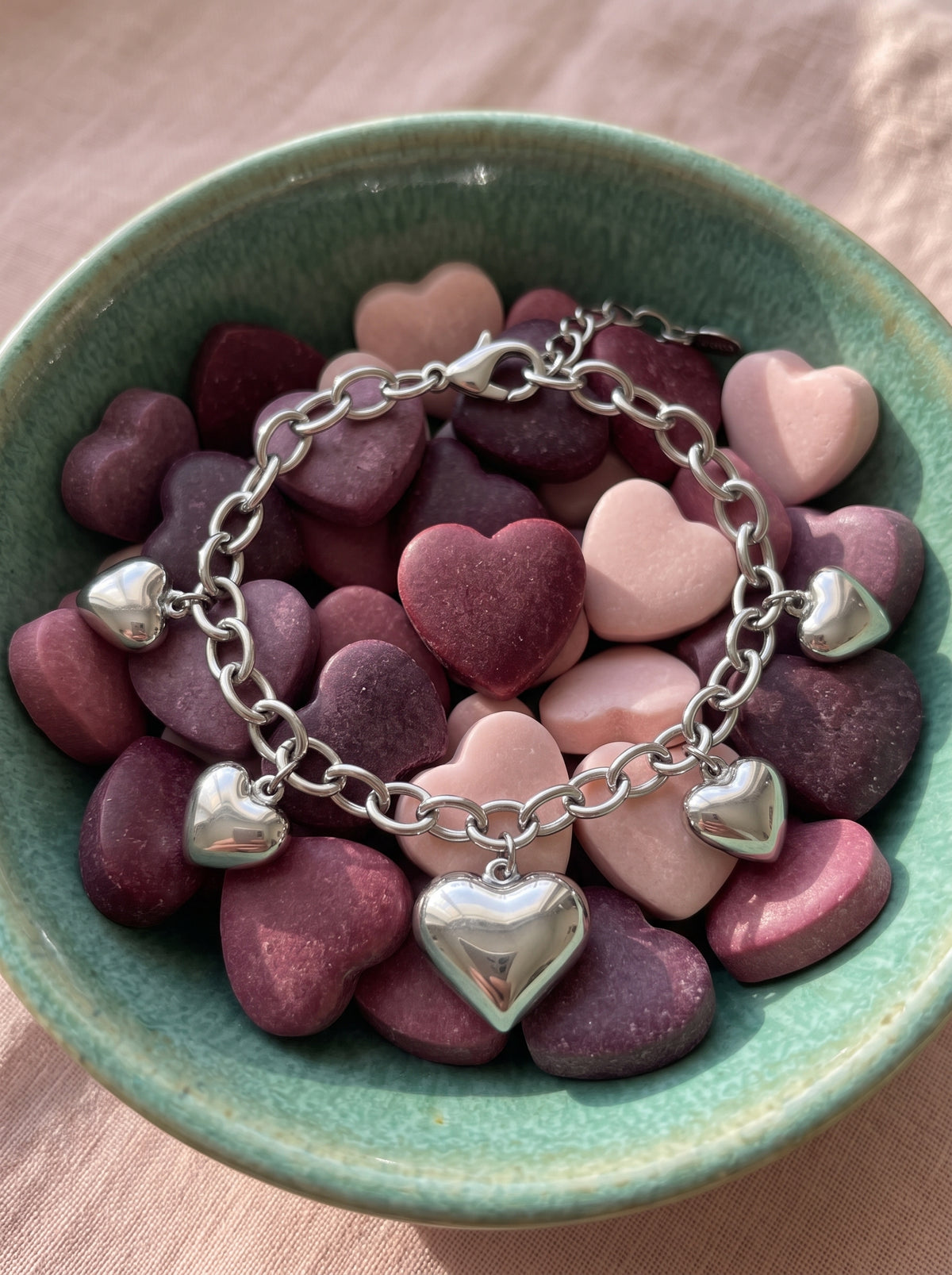 Lundholm Harriet schakelarmband met bolle hartjes zilverkleurig in een saliegroene schaal met snoephartjes