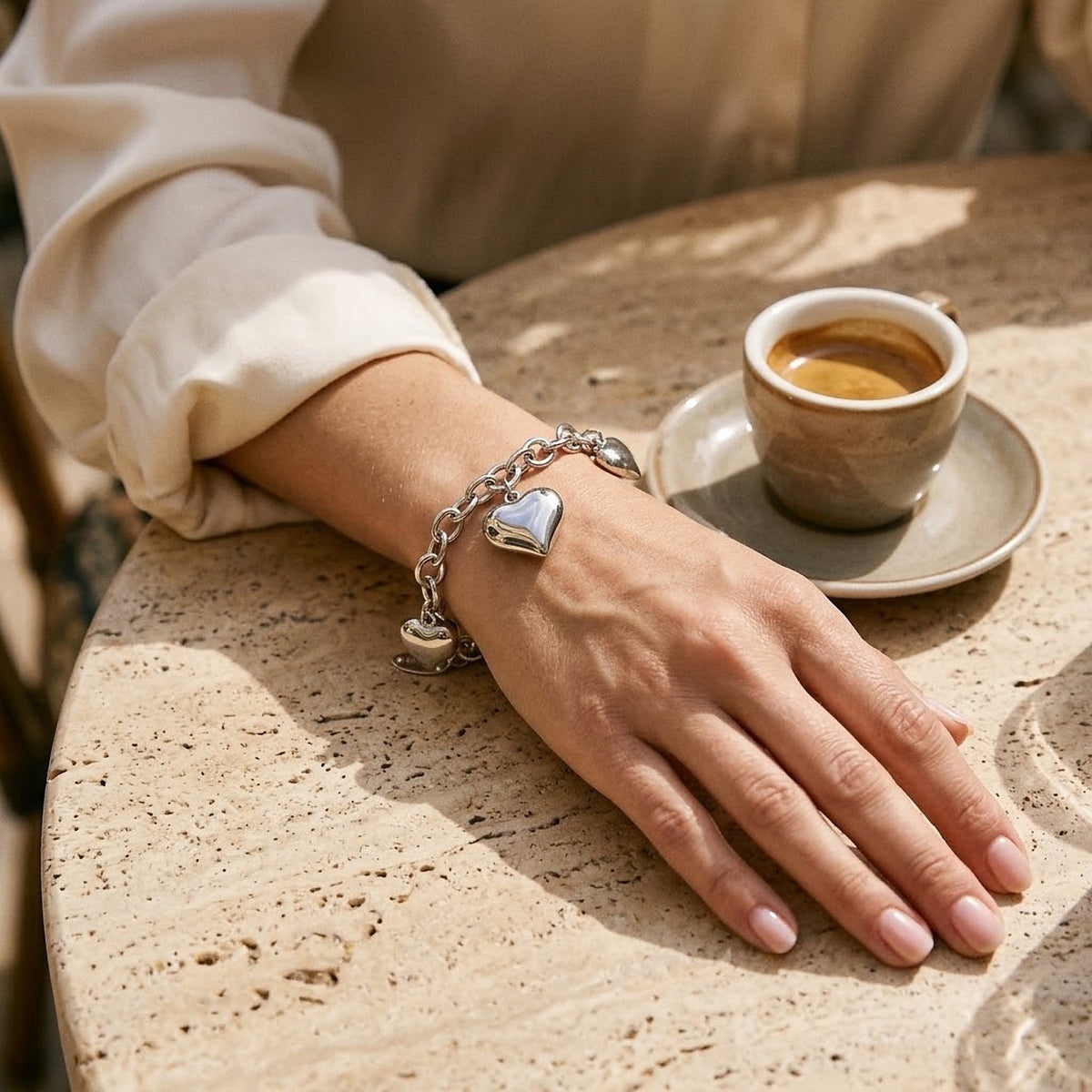 Lundholm Harriet armband gedragen