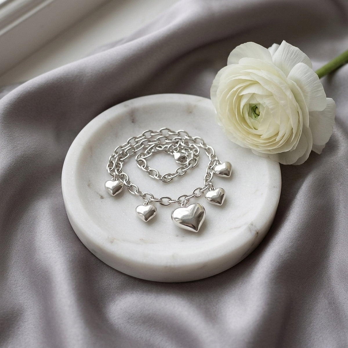 Detail van de Lundholm Harriet ketting met bolle hartjes