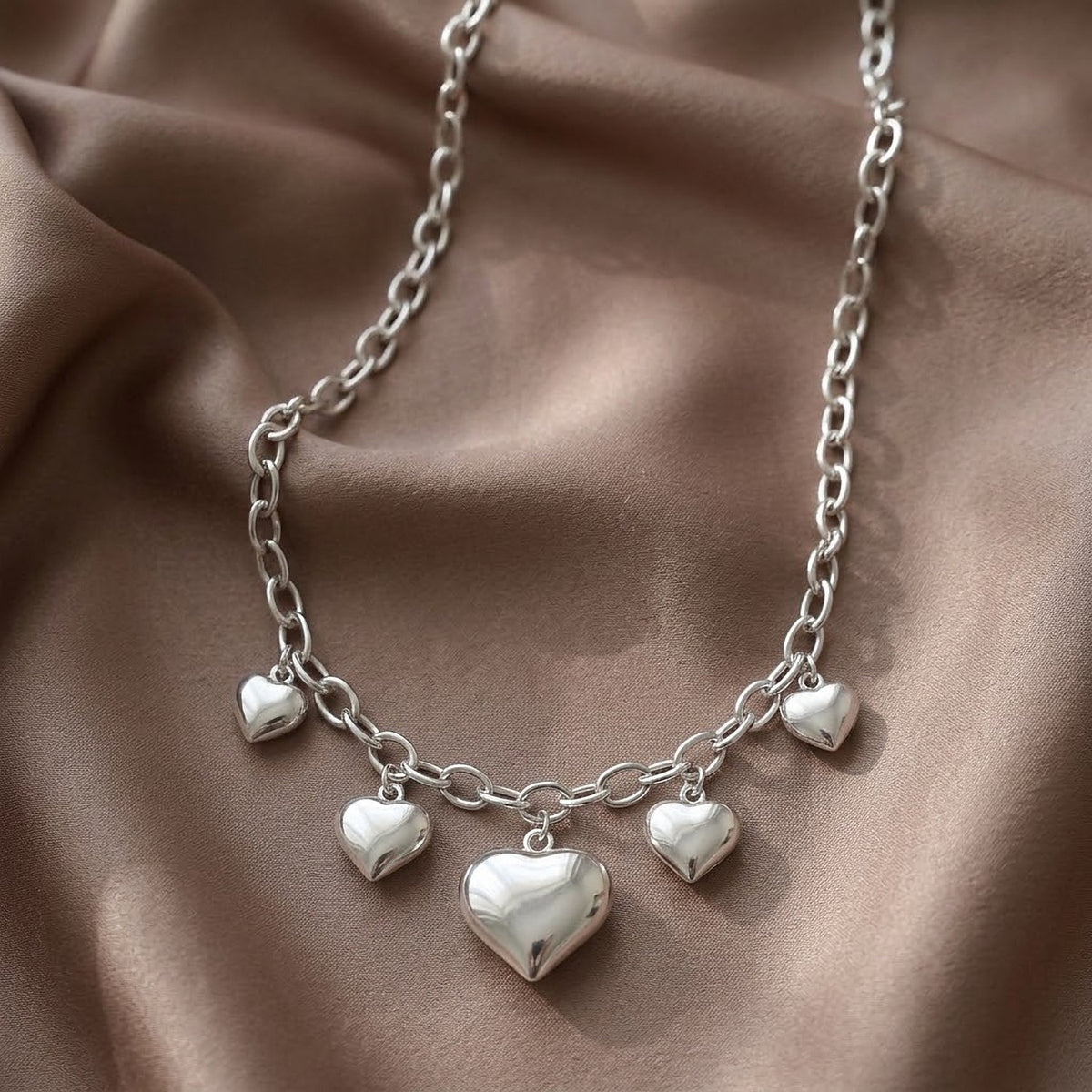 Lundholm Harriet hartjes ketting gedragen