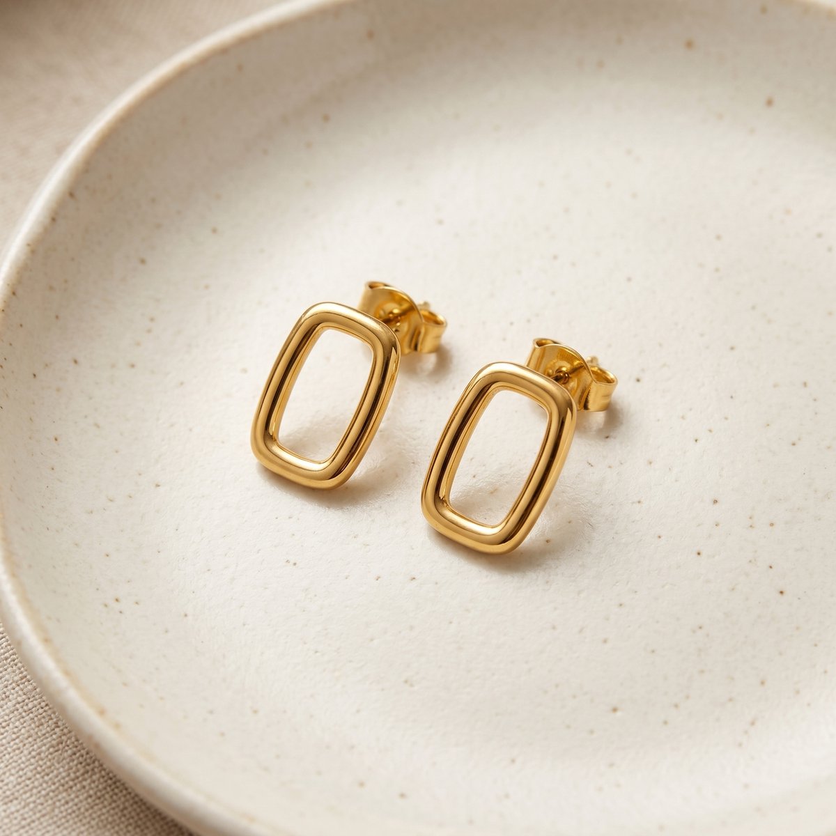 Lundholm Hayley kleine rechthoekige oorstekers goud 1 cm