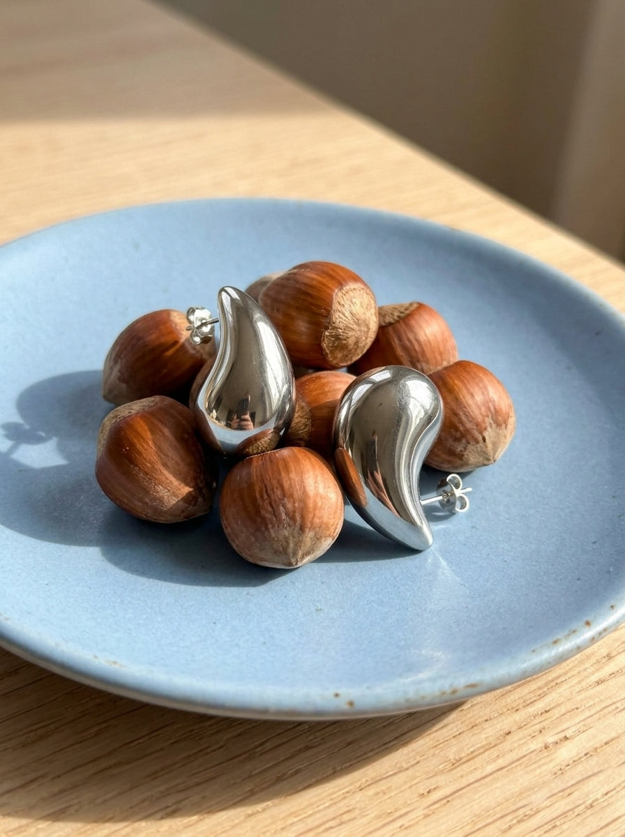 Lundholm Hazel oorbellen zilver tussen hazelnoten