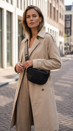 Lundholm Heby heuptas zwart gedragen door vrouw op straat — lifestyle crossbody fashion piece