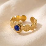 Lundholm Idun ring dames goud met blauwe natuursteen — detail van de ovale steen, premium stainless steel