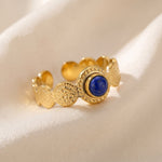 Lundholm Idun verstelbare ring goud met blauwe steen — gedragen, Scandinavisch design