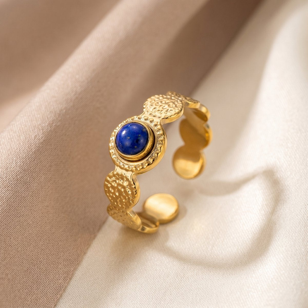 Lundholm Idun ring goud met blauwe natuursteen — combinatie met andere sieraden