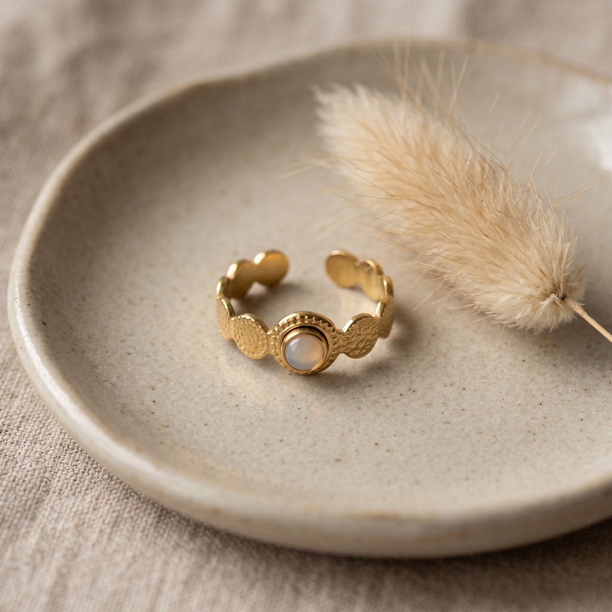 Lundholm Idun ring dames goud met crèmekleurige natuursteen — detail van de ovale steen, premium stainless steel