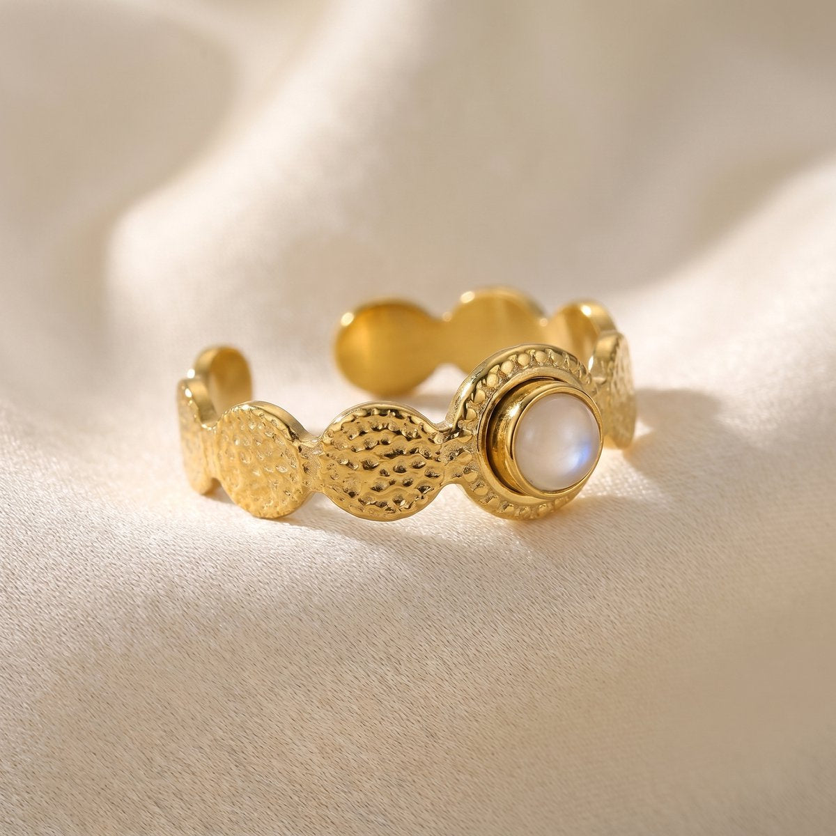 Lundholm Idun verstelbare ring goud met crèmekleurige steen — gedragen, Scandinavisch design