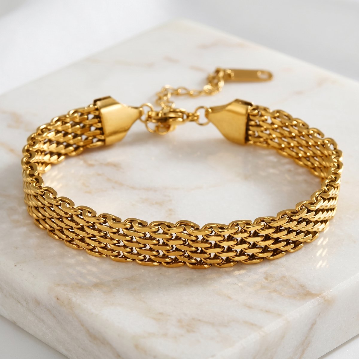 Lundholm Ilona schakelarmband dames goud premium stainless steel — minimalistisch design