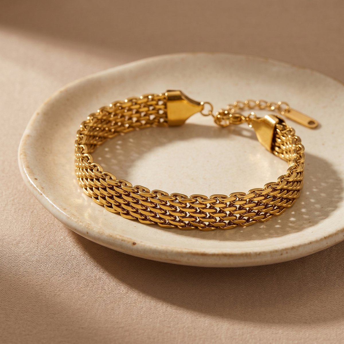 Lundholm goudkleurige armband dames pols draagvoorbeeld — gold plated stainless steel
